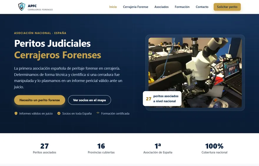Portada de la web de APFC: fondo azul oscuro con el titular «Peritos Judiciales Cerrajeros Forenses» en dorado, la foto de un microscopio analizando una cerradura y una fila de cifras con los peritos asociados y las provincias cubiertas.