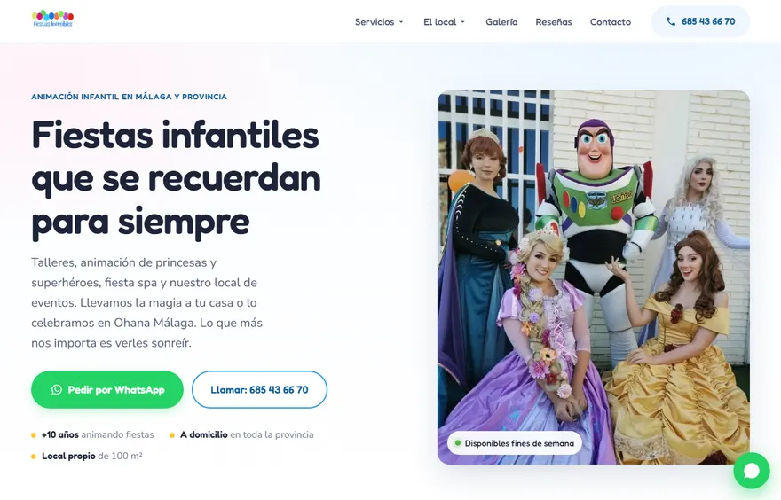 Portada de la web de Fiestas Increíbles Málaga: fondo claro con el titular «Fiestas infantiles que se recuerdan para siempre», botones de WhatsApp y llamada, y la foto de cinco animadores disfrazados de princesas y superhéroes.